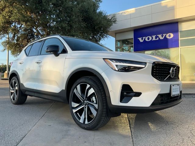 2026 VOLVO XC40