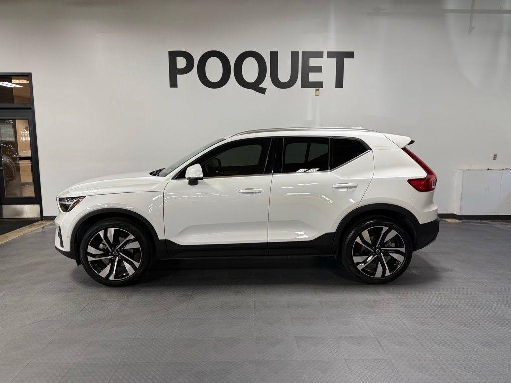2023 VOLVO XC40