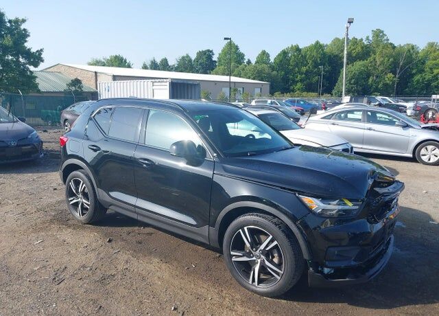 2021 VOLVO XC40