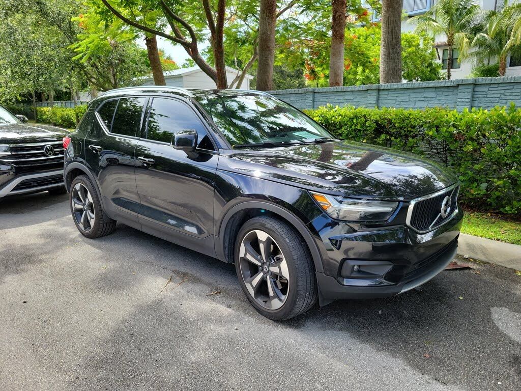 2022 VOLVO XC40