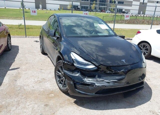 2025 TESLA Model Y