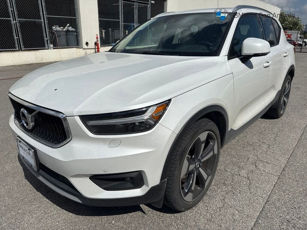 2022 VOLVO XC40