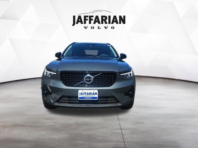 2026 VOLVO XC40
