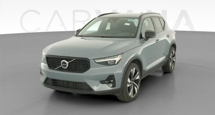 2023 VOLVO XC40