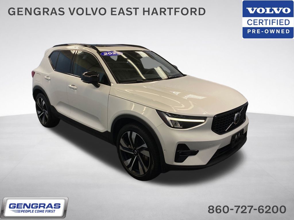 2023 VOLVO XC40
