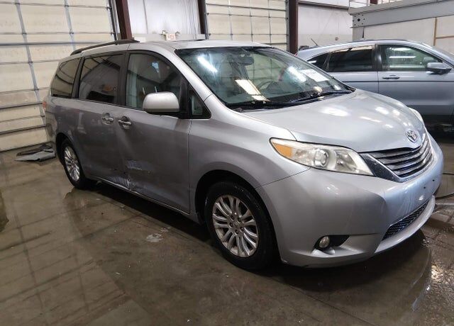 2011 TOYOTA Sienna