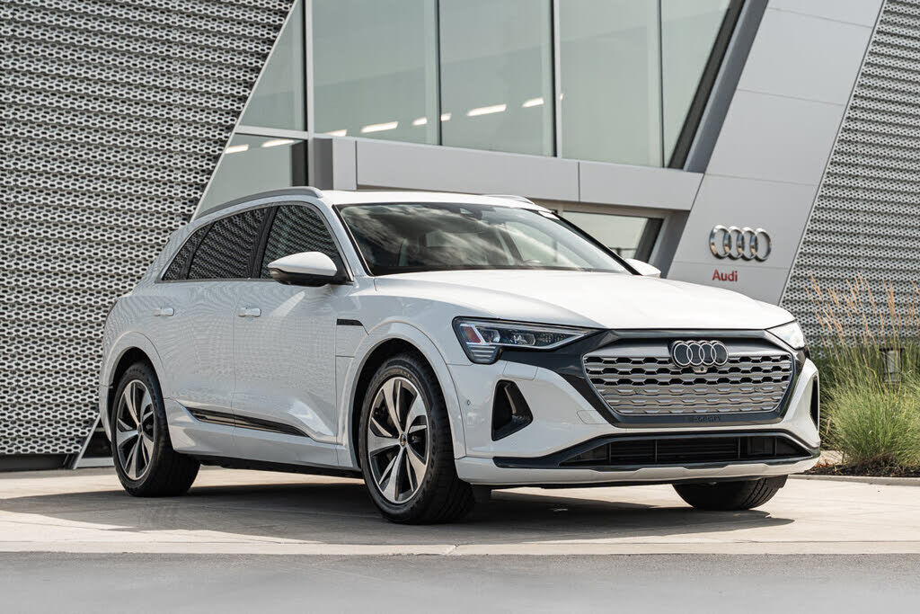 2024 AUDI Q8