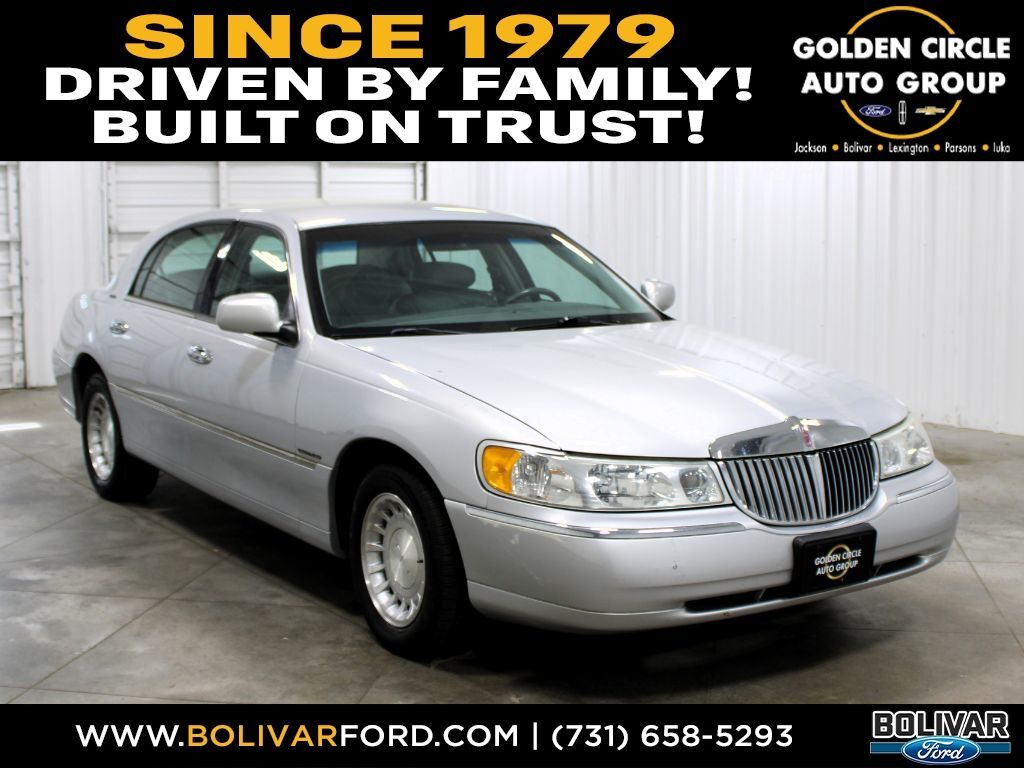 2002 LINCOLN Town Car