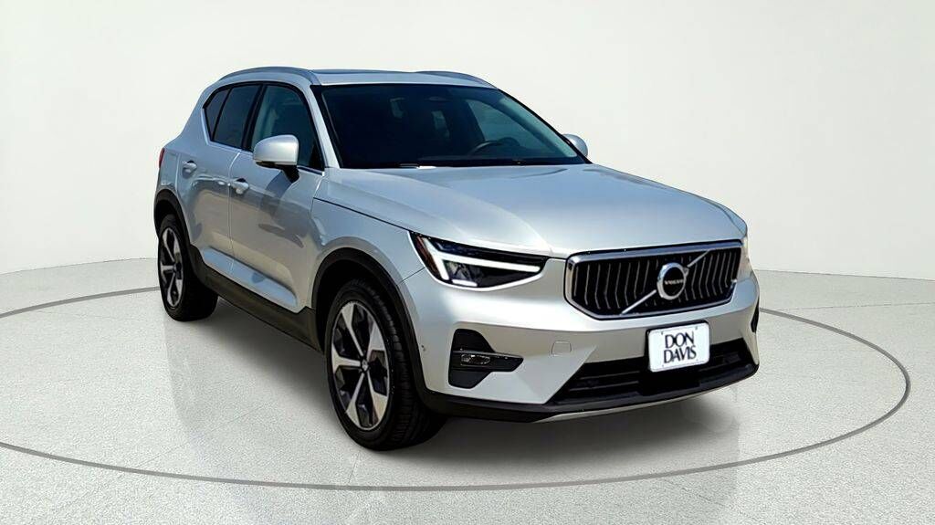 2024 VOLVO XC40