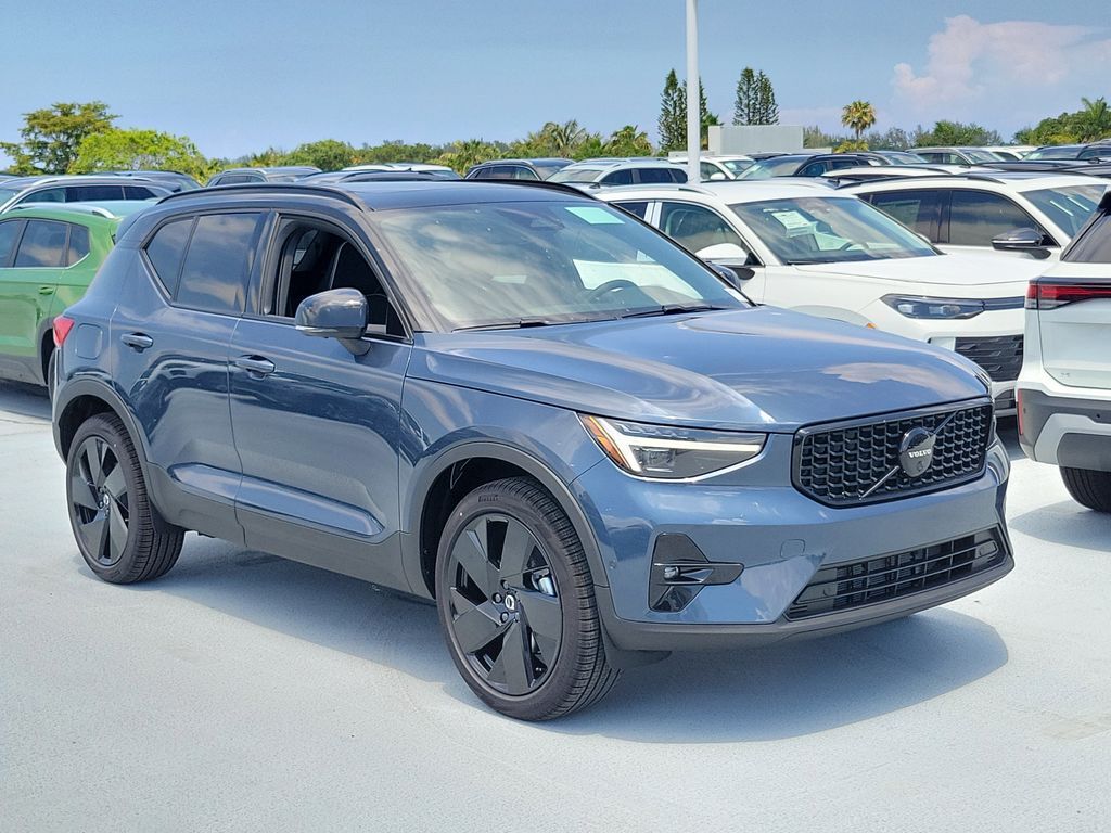 2026 VOLVO XC40