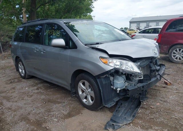 2017 TOYOTA Sienna