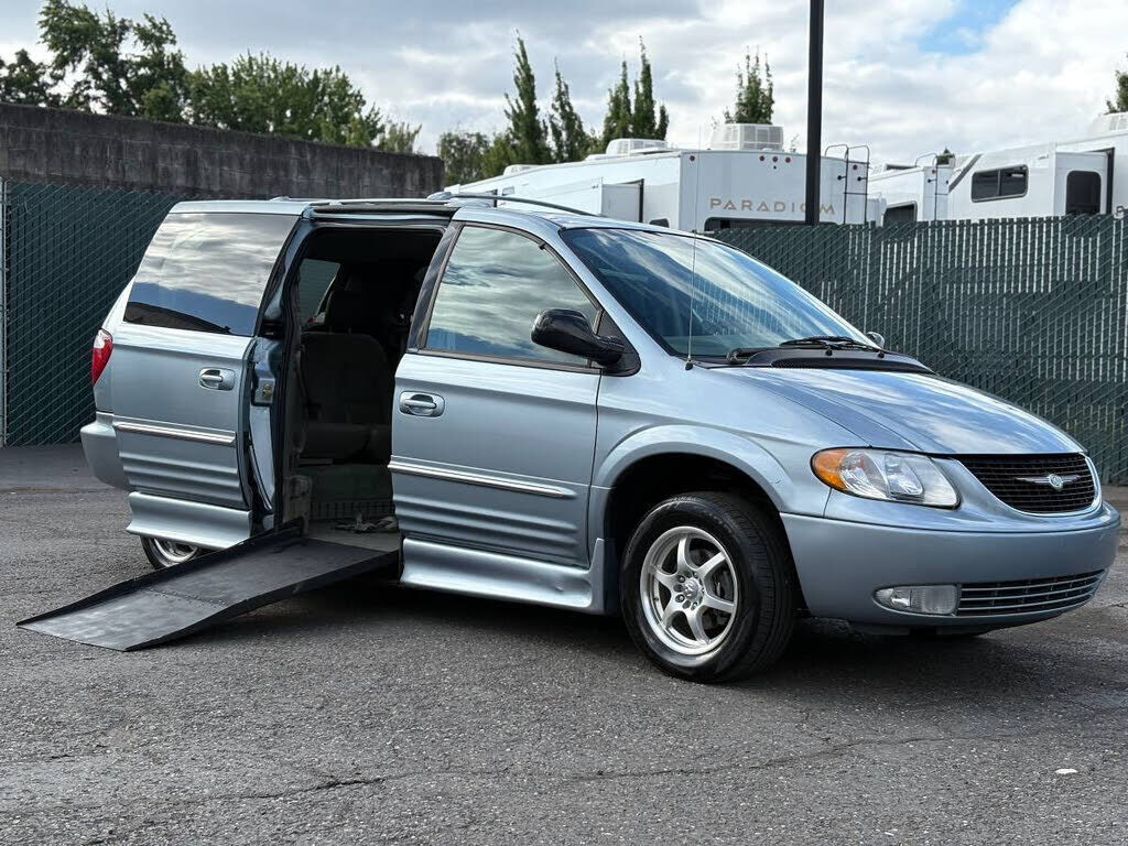 2003 CHRYSLER Town and Country