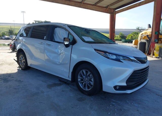 2025 TOYOTA Sienna