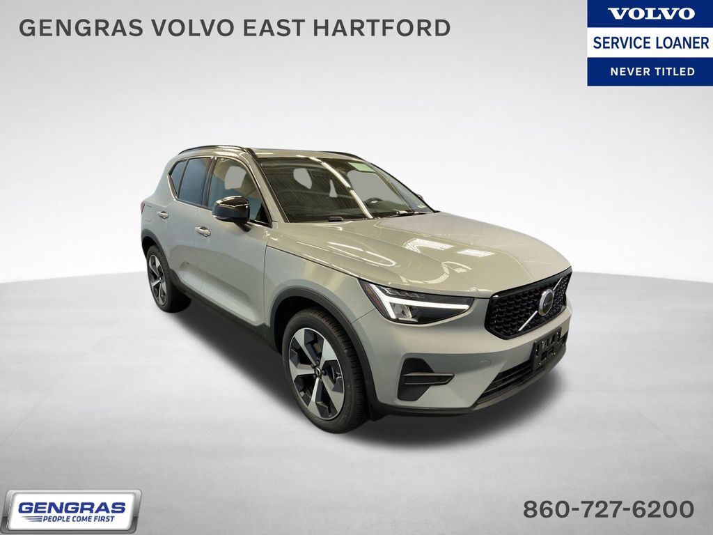 2026 VOLVO XC40