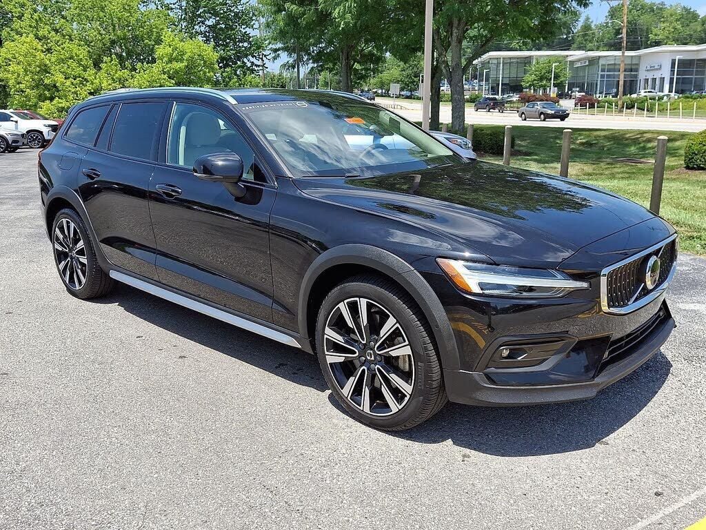2023 VOLVO V60CC