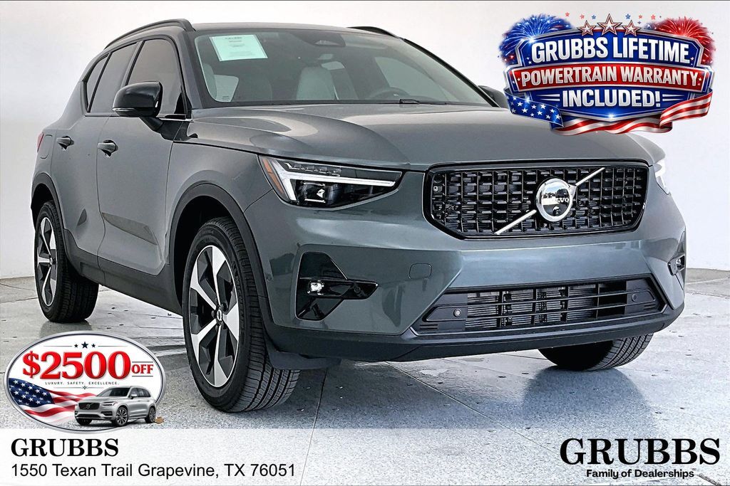 2026 VOLVO XC40