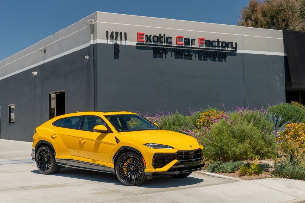 2025 LAMBORGHINI URUS