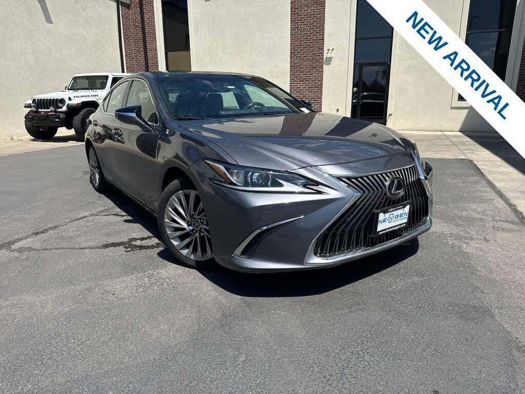 2019 LEXUS ES