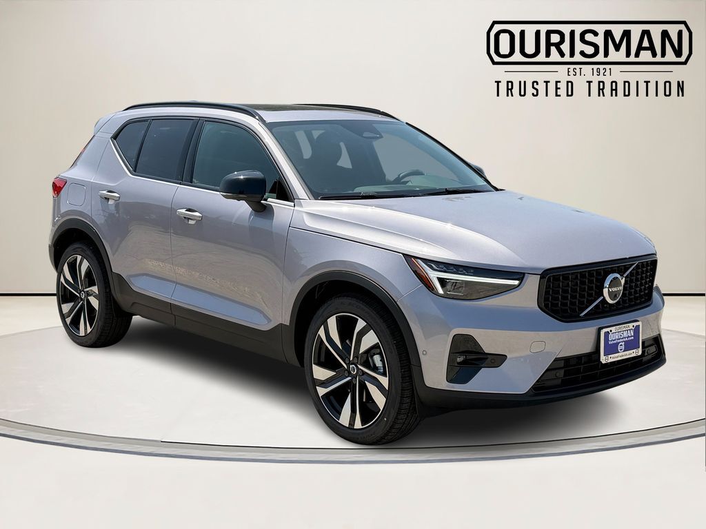 2026 VOLVO XC40