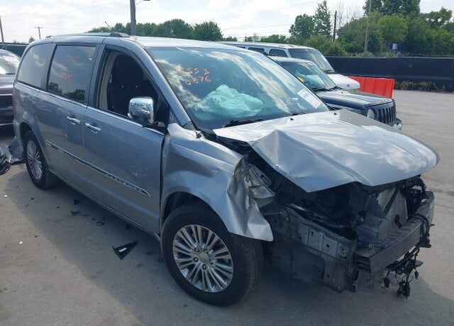 2014 CHRYSLER Town and Country