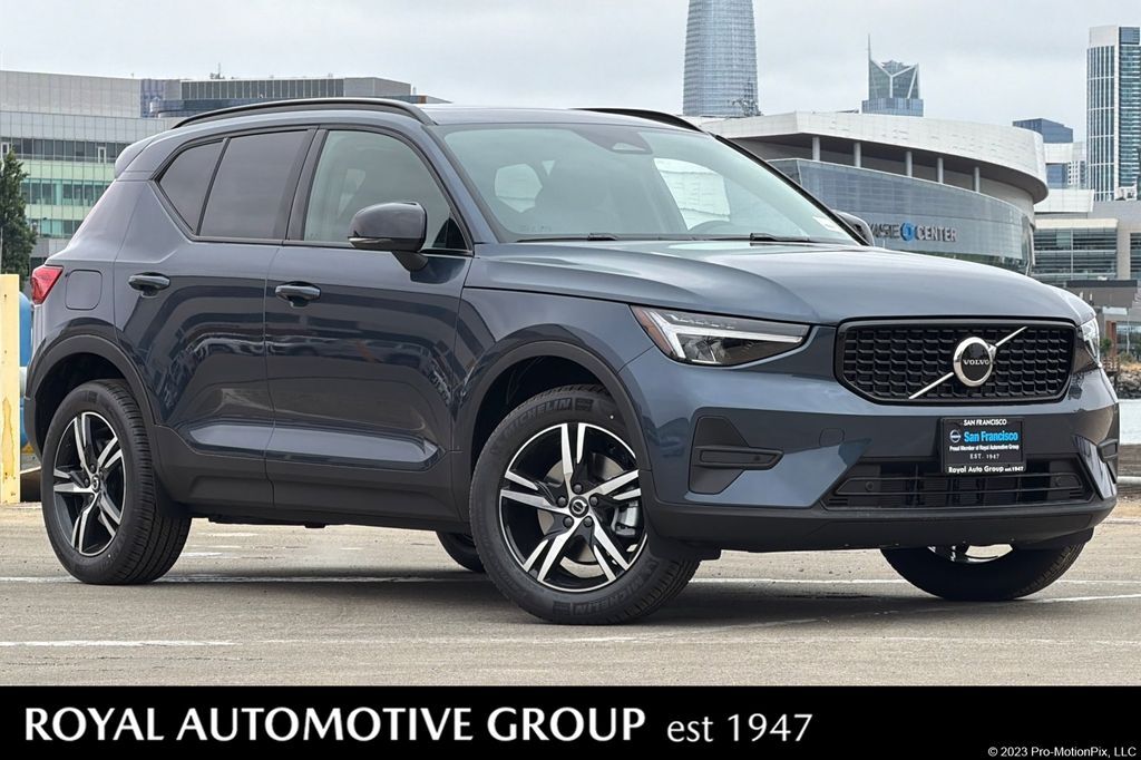 2026 VOLVO XC40