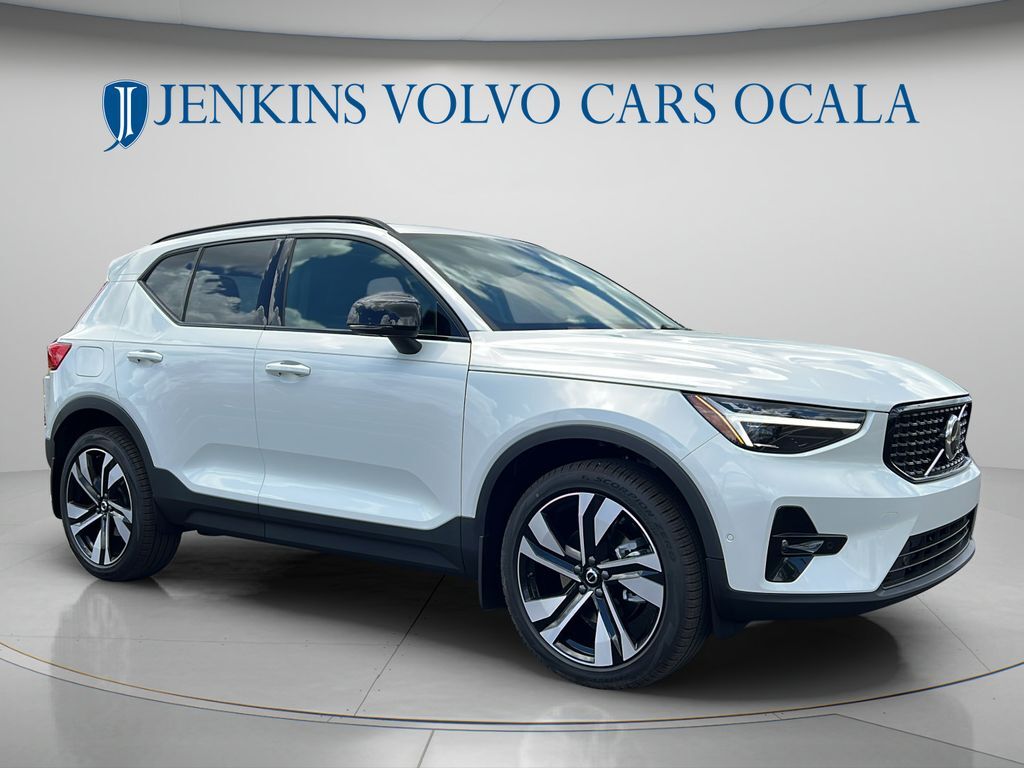 2026 VOLVO XC40