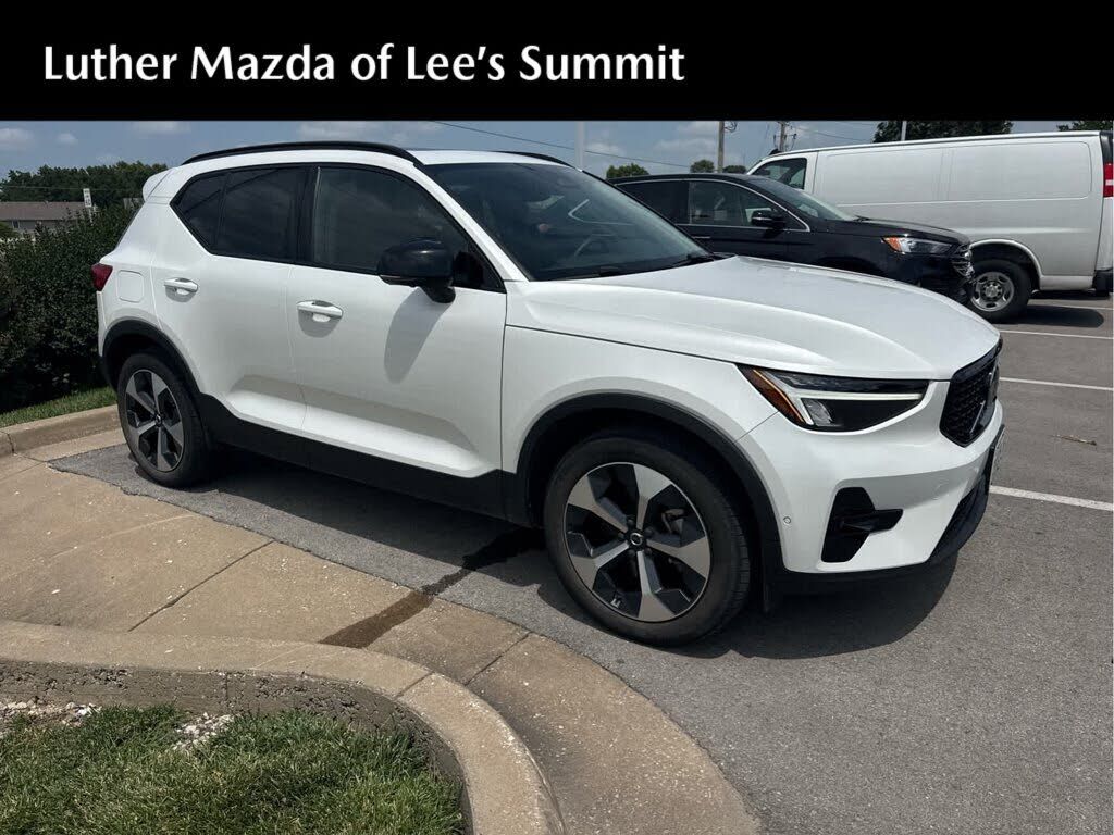 2024 VOLVO XC40