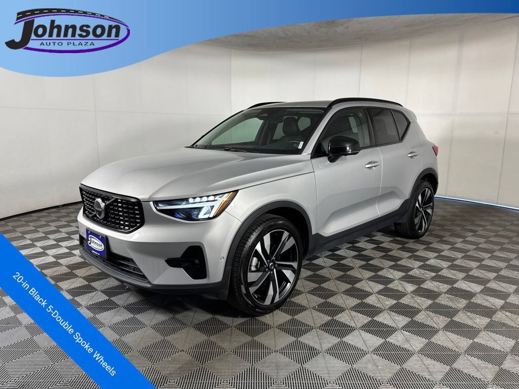 2025 VOLVO XC40