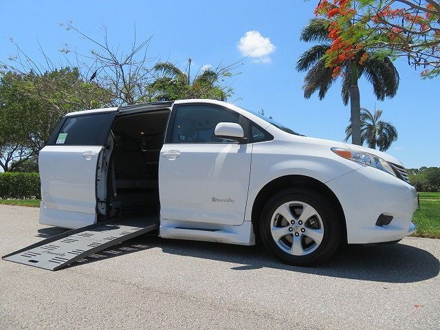 2016 TOYOTA Sienna