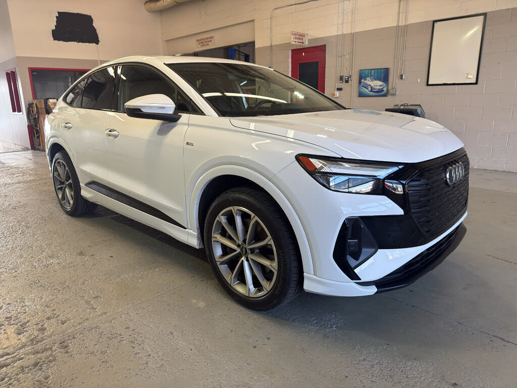 2022 AUDI Q4