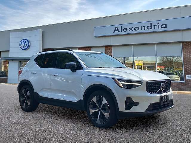 2023 VOLVO XC40