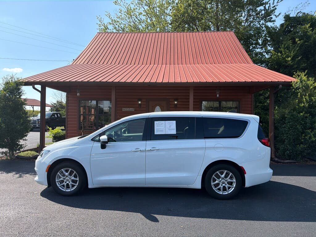 2023 CHRYSLER Voyager