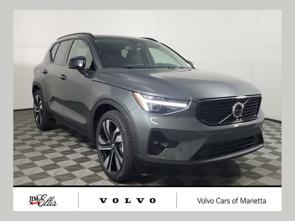 2026 VOLVO XC40
