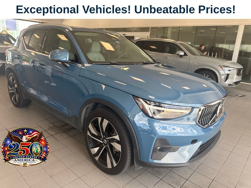 2023 VOLVO XC40