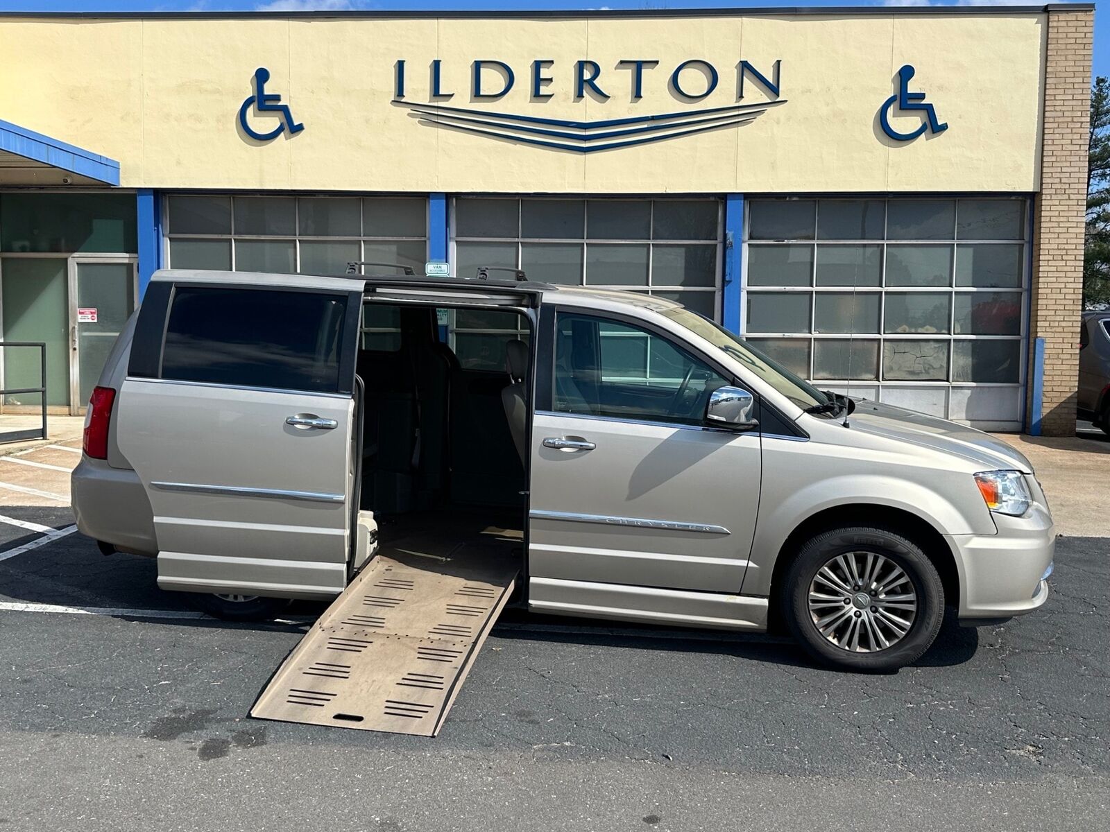 2013 CHRYSLER Town and Country