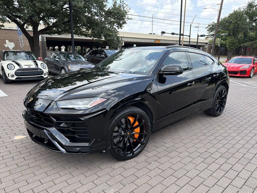 2022 LAMBORGHINI URUS