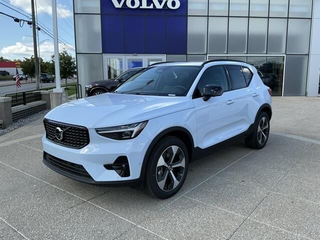 2026 VOLVO XC40