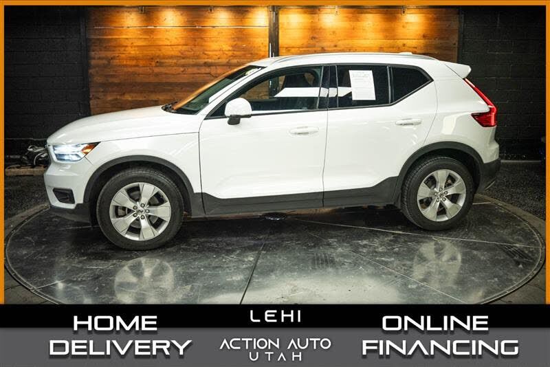 2022 VOLVO XC40