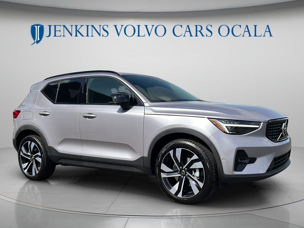 2026 VOLVO XC40