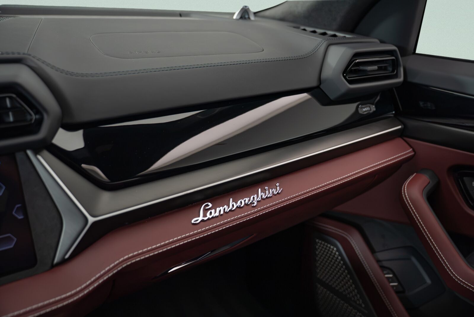 2026 LAMBORGHINI URUS