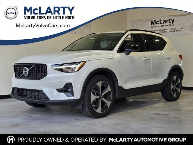 2026 VOLVO XC40