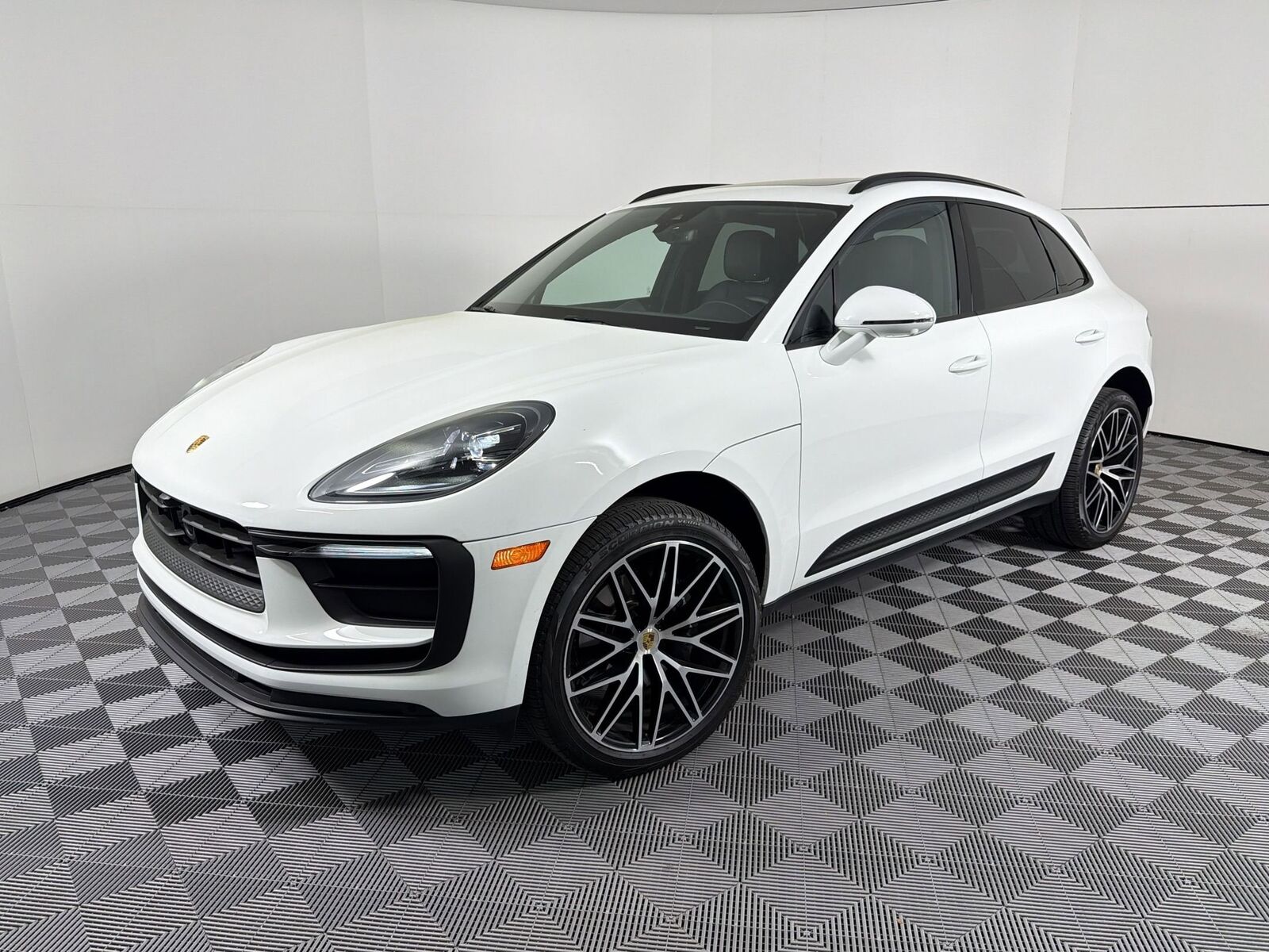 2026 PORSCHE Macan