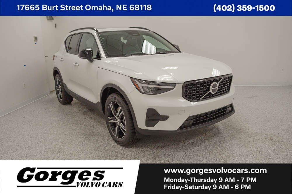 2026 VOLVO XC40