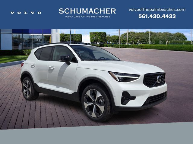 2026 VOLVO XC40