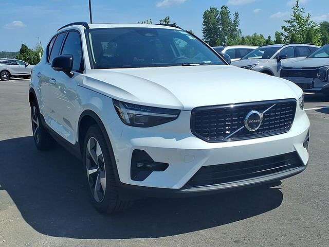 2026 VOLVO XC40