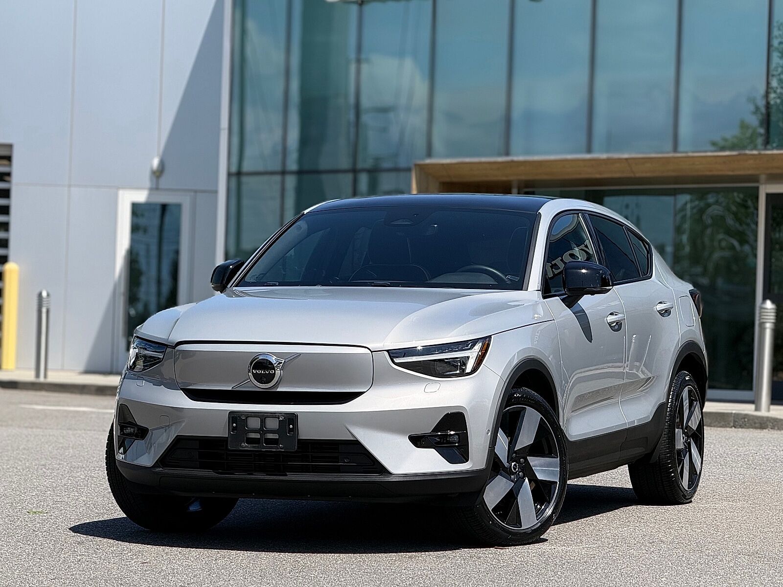 2023 VOLVO C40