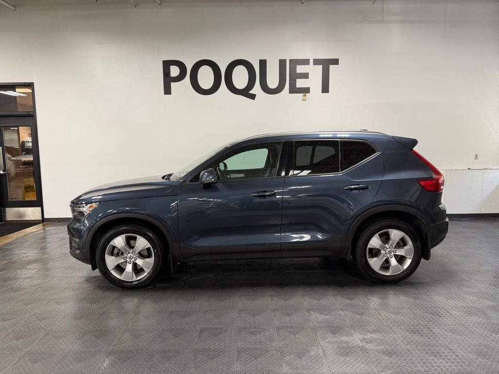 2021 VOLVO XC40
