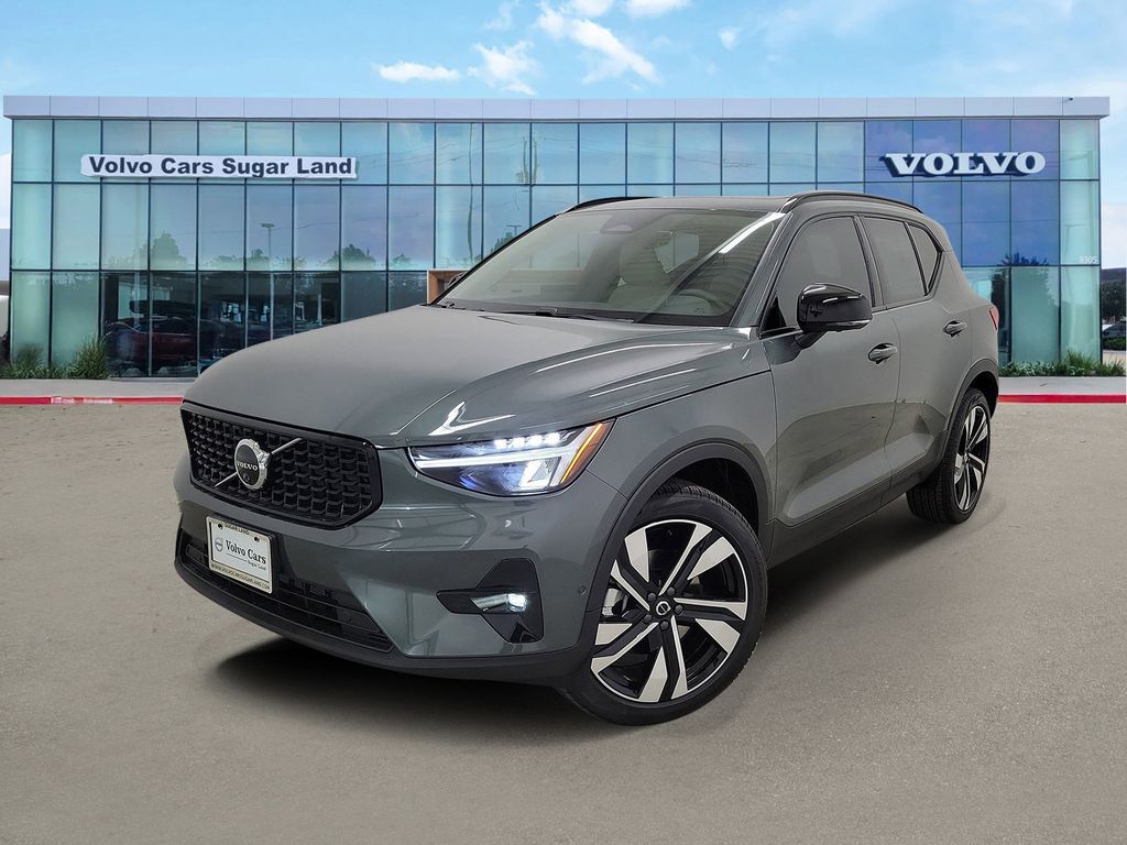 2026 VOLVO XC40