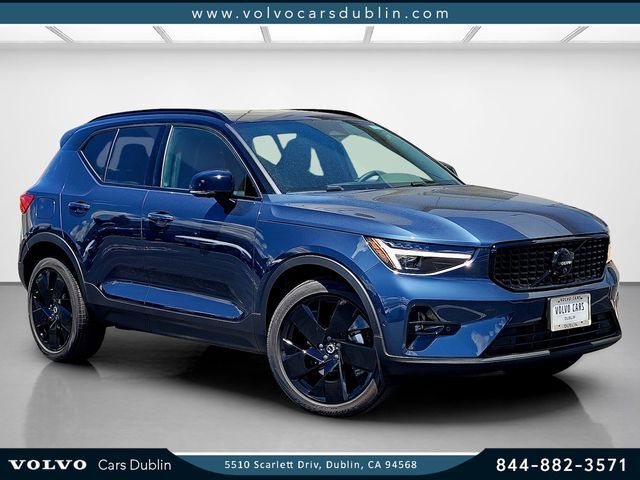 2026 VOLVO XC40