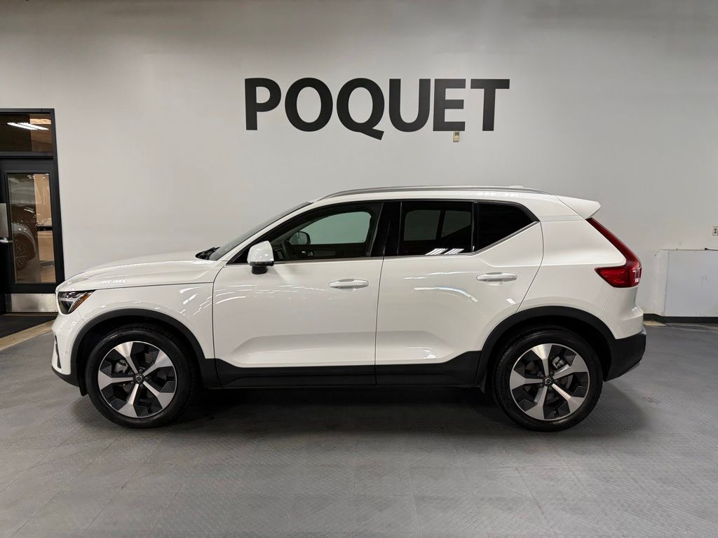 2024 VOLVO XC40